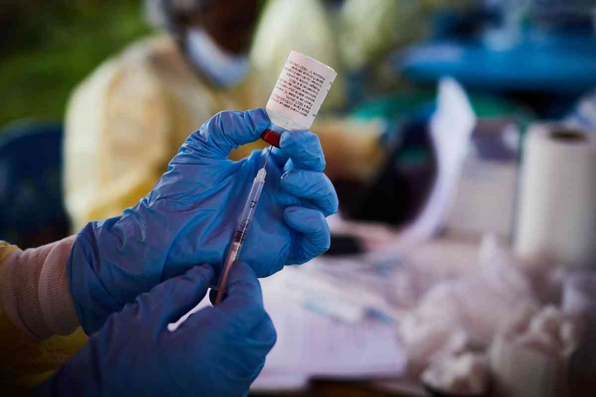 Έμπολα: Εμβόλιο φάνηκε 100% αποτελεσματικό κατά του ιού