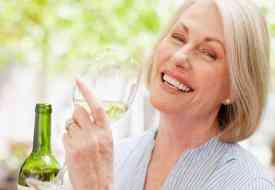 Η μέτρια κατανάλωση αλκοόλ ωφελεί μόνο τις γυναίκες άνω των 65