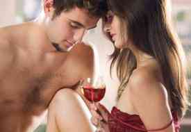 Σεξ: Το κόκκινο κρασί ανεβάζει την ερωτική διάθεση των γυναικών