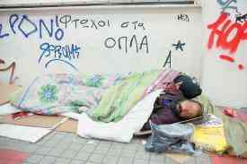 Παλεύουν με την παγωνιά οι άστεγοι της Αθήνας