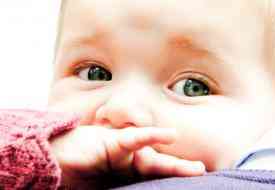 Τα μωρά που τρώνε νωρίτερα όλες τις τροφές αποφεύγουν τις αλλεργίες
