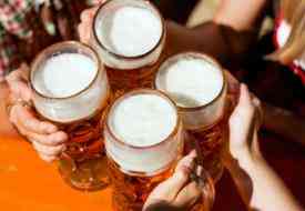 Ένα ποτήρι μπύρα θα σας κάνει πιο κοινωνικούς