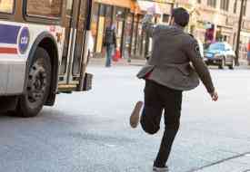 Ένας στους δυο ενήλικες δεν μπορούν να τρέξουν για να προλάβουν το λεωφορείο