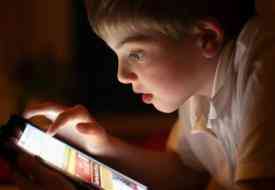 Tablets και smartphones κάνουν τα παιδιά να χάνουν τον ύπνο τους