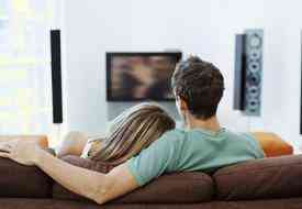 Οι πολλές ώρες στην τηλεόραση μπορεί να σώσουν τη σχέση σου