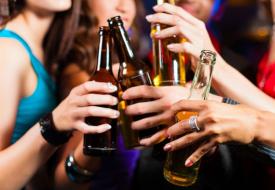 Τα παιδιά πλούσιων οικογενειών στρέφονται περισσότερο στο αλκοόλ