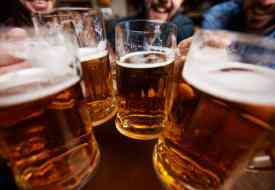 Το πόσο μεθυσμένοι αισθανόμαστε εξαρτάται από τον άνθρωπο με τον οποίο πίνουμε