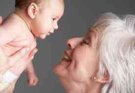 Τα εγγόνια κρατούν τις γιαγιάδες το μυαλό των γιαγιάδων νέο