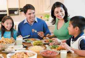 Τα οικογενειακά γεύματα, όπλο κατά της παχυσαρκίας