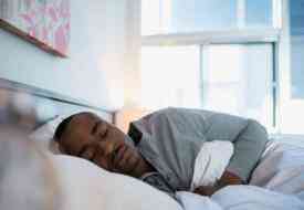 Ύπνος: Το χρώμα του δέρματος μας επηρεάζει το πόσο κοιμόμαστε