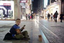 Το 37,8% των παιδιών στην Ελλάδα απειλούνται από τη φτώχεια