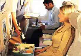 Γιατί μας φαίνεται πάντα άνοστο το φαγητό στο αεροπλάνο;