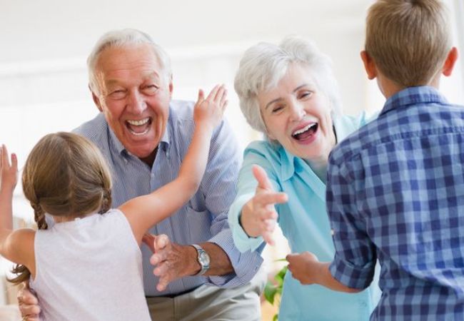 Ζουν περισσότερο οι ηλικιωμένοι που φροντίζουν άλλους