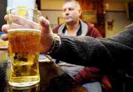 Το πολύ αλκοόλ στους μεσήλικες αυξάνει τον κίνδυνο εγκεφαλικού
