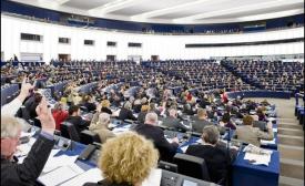 Εναντίον της Κομισιόν στρέφονται οι ευρωβουλευτές για τις ουσίες που προκαλούν ορμονικές διαταραχές Εναντίον της Κομισιόν στρέφονται οι ευρωβουλευτές για τις ουσίες που προκαλούν ορμονικές διαταραχές