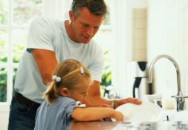 Οι πατεράδες που βοηθούν στο σπίτι κάνουν πιο φιλόδοξες κόρες