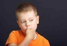 Δερματίδιδα: Τα παιδιά που τρώνε τα νύχια τους κινδυνεύουν λιγότερο