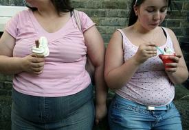 Οι παχύσαρκοι έφηβοι κινδυνεύουν περισσότερο με εγκεφαλικά προβλήματα στη μέση ηλικία
