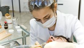 Η Οδοντιατρική του 2010: Πλαστική αισθητική των δοντιών, εμφυτεύματα και βαφή των δοντιών