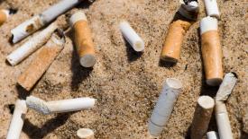 Το κάπνισμα βλάπτει σοβαρά και τις παραλίες