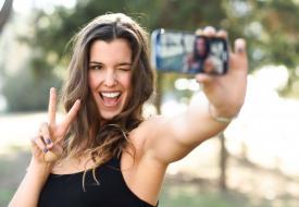 Τραβάτε πολλές selfies με το κινητό; Καταστρέφετε το δέρμα σας