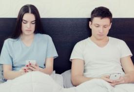 Πως το κινητό σας σαμποτάρει την σχέση σας