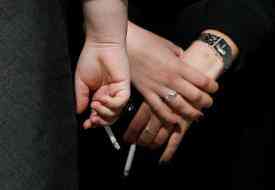 Κάπνισμα: Το τσιγάρο κόβεται καλύτερα μαχαίρι