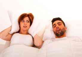 Οι γυναίκες χάνουν τον ύπνο τους από το ροχαλητό των αντρών