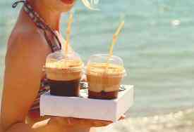 Kαφές στην παραλία: μήπως σας αφυδατώνει;