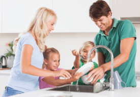 Θέλετε το παιδί σας να αποφύγει τις αλλεργίες; Πλύνετε τα πιάτα στο χέρι