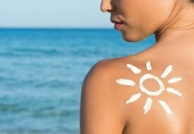 Ήλιος: Η υπερβολική έκθεση γερνά το δέρμα κατά 20 χρόνια