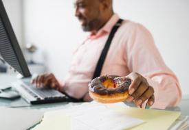 Παχυσαρκία: Οι διατροφικές συνήθειες στο γραφείο είναι σημαντικός παράγοντας