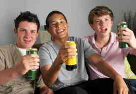 Τι είναι το FoMO και πως σπρώχνει τους νέους στο αλκοόλ