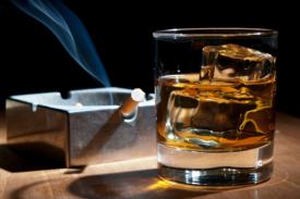 Φόρο 0,5% σε τσιγάρα και ποτά για την ενίσχυση του ΕΟΠΥΥ προτείνει ο ΙΣΑ