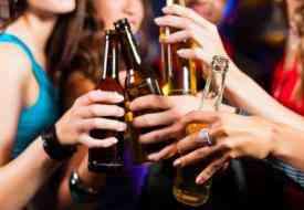 Οι γυναίκες πλέον πίνουν αλκοόλ όπως οι άντρες