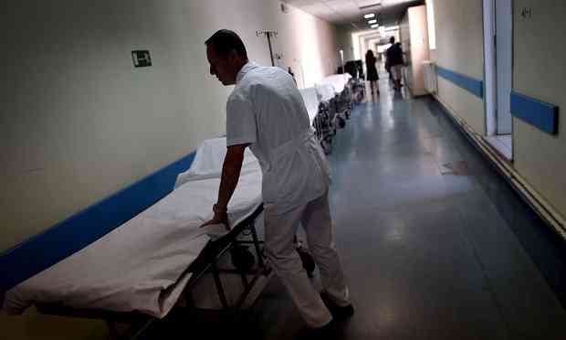 Guardian: “Ασθενείς που θα μπορούσαν να ζουν πεθαίνουν”. “Αυτά τα λένε ανυπόληπτοι συνδικαλιστές” απαντά το υπουργείο