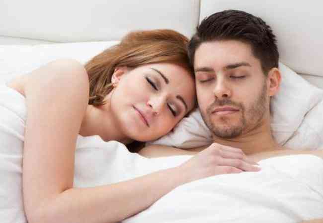 Ύπνος: Τα ζευγάρια που επικοινωνούν καλύτερα κοιμούνται και καλύτερα