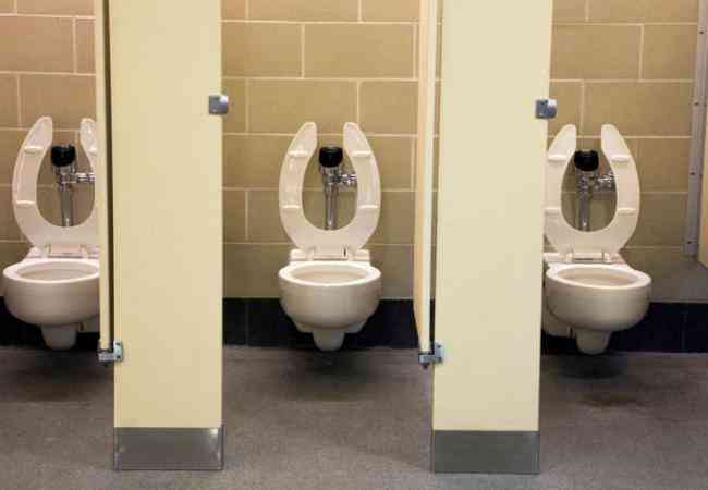 Πως να καθόμαστε σε δημόσιες τουαλέτες με ασφάλεια (βίντεο)