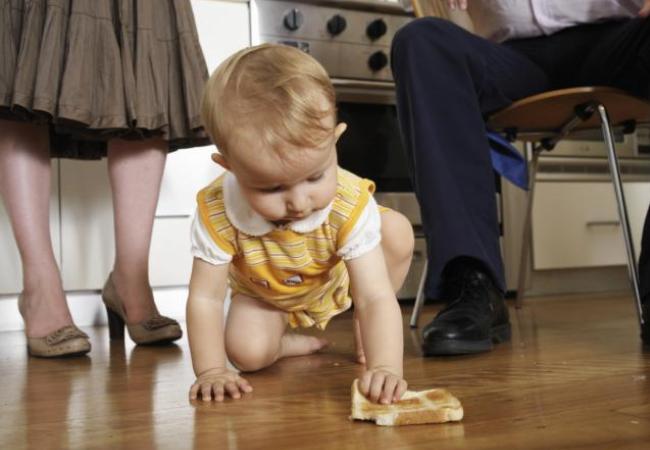 Ισχύει ο κανόνας των 5” για το φαγητό που έχει πέσει στο πάτωμα; Τι λένε οι επιστήμονες!