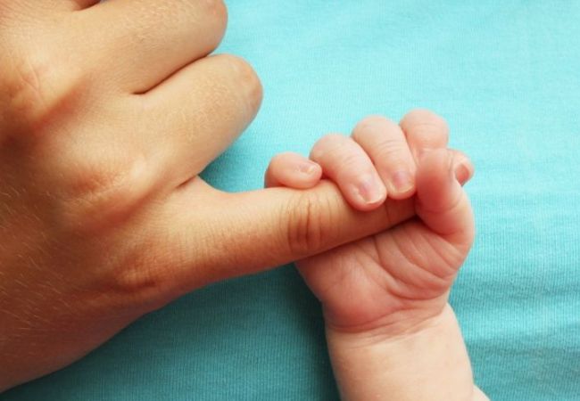 Η δερματική επαφή των νεογέννητων με τους γονείς τους μπορεί να επηρεάσει τον εγκέφαλο τους