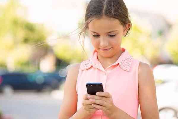 Όχι κινητό τηλέφωνο σε παιδιά κάτω των 12 ετών, λένε οι επιστήμονες