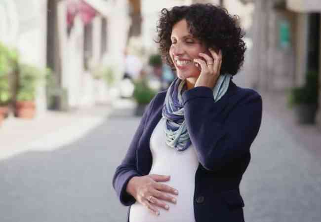 Εγκυμοσύνη: Οι γυναίκες που χρησιμοποιούν πολύ το κινητό κάνουν παιδιά με προβλήματα συμπεριφοράς