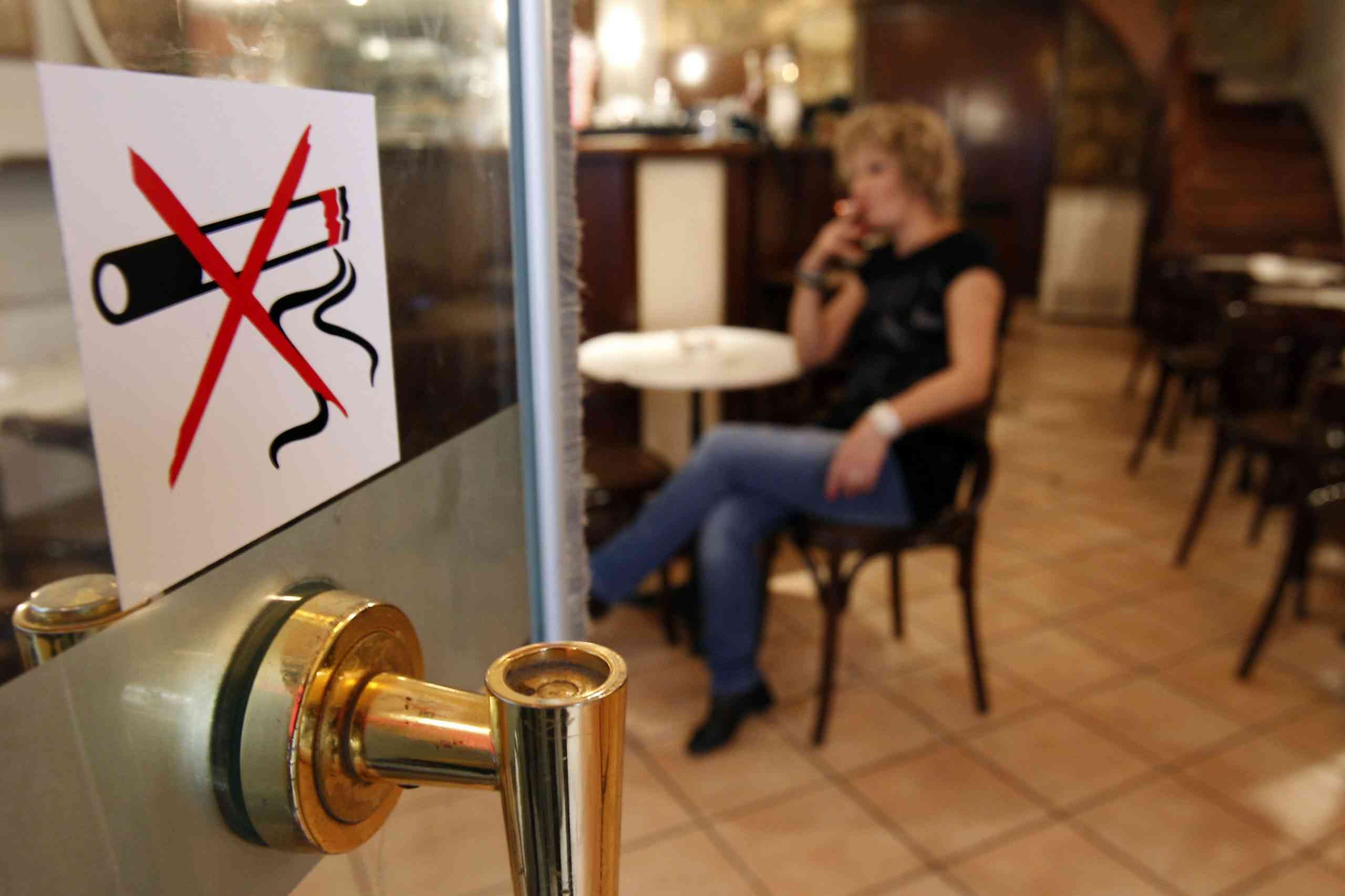 Στο μικροσκόπιο του υπουργείου Υγείας ο αντικαπνιστικός νόμος