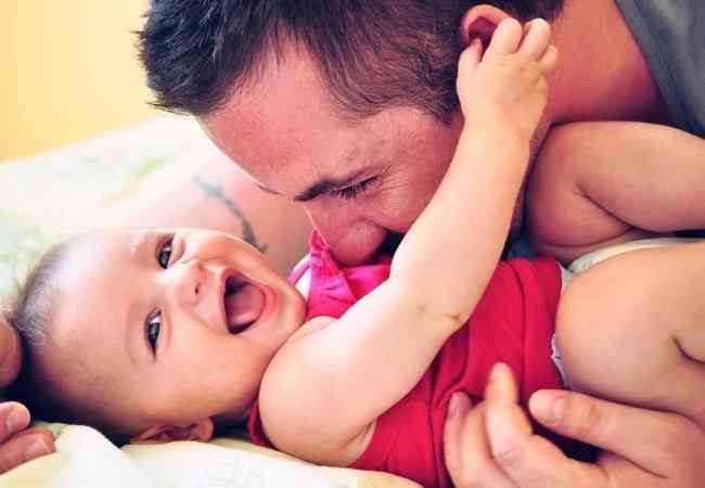 Τα μωρά που περνούν πολύ χρόνο με τους μπαμπάδες γίνονται πιο έξυπνοι ενήλικες