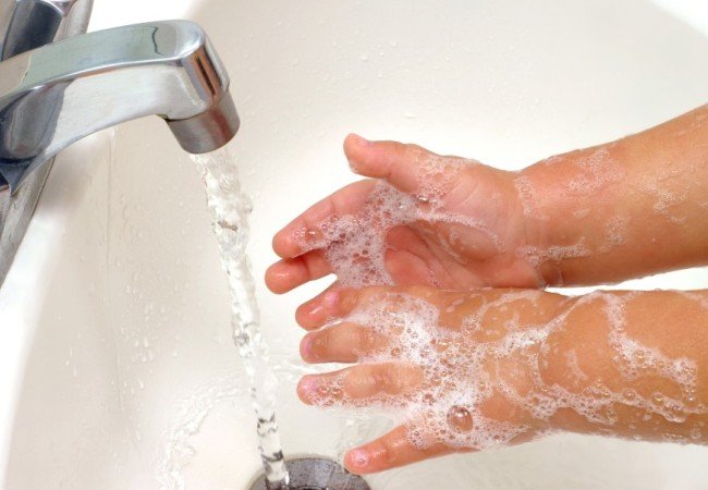 Να πλένουμε τα χέρια με κρύο ή ζεστό νερό;