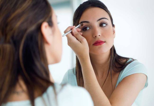 Το μακιγιάζ βοηθάει τις γυναίκες στις εξετάσεις