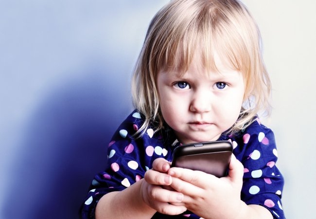 Οι ψείρες προτιμούν τα παιδιά με κινητό τηλέφωνο