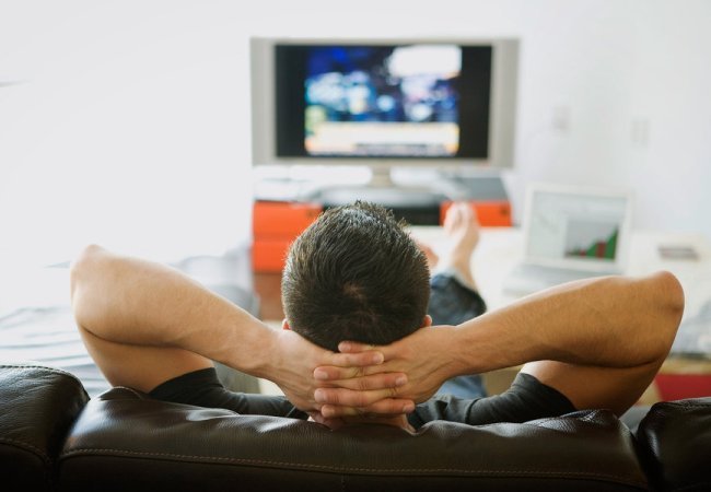 Τι προκαλούν οι πολλές ώρες στην τηλεόραση;