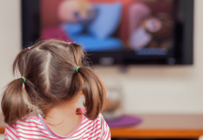 Τα παιδιά φτωχών οικογενειών βλέπουν περισσότερο τηλεόραση