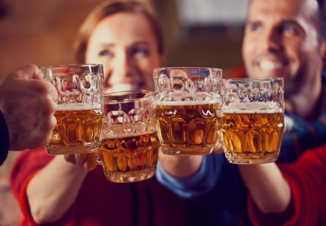 Αλκοόλ: Η οικονομική κρίση μας κάνει να πίνουμε περισσότερο